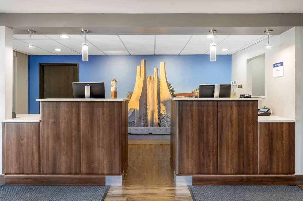Best Western Plus Lafayette Hotel University Area 内观 照片